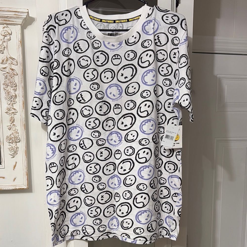 NWT SmileyWorld Graphic Tee Unisex Adult Size Large